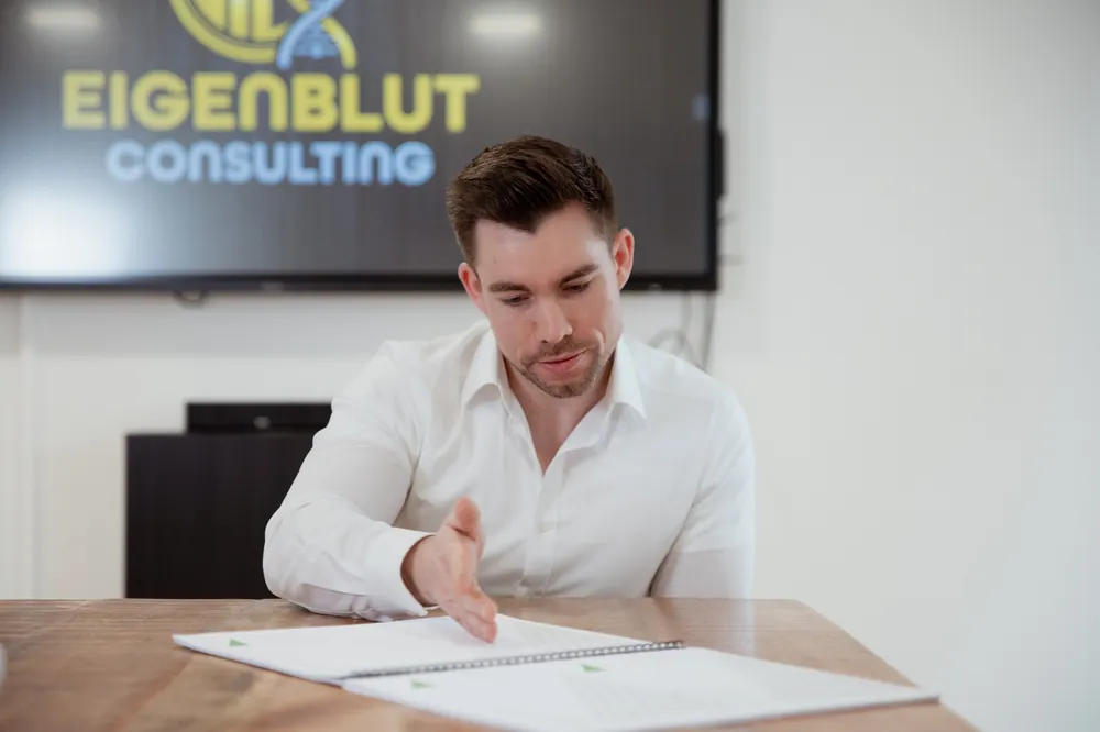 Robin Eigenblut bei der Analyse von Unterlagen