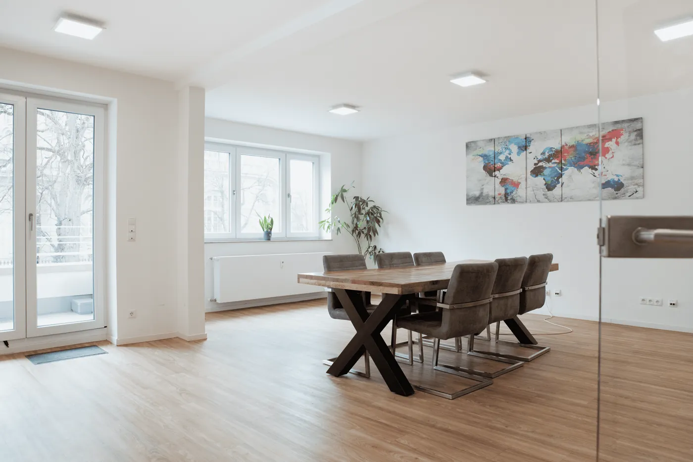 Besprechungstisch mit Weltkarte im Büro Mannheim