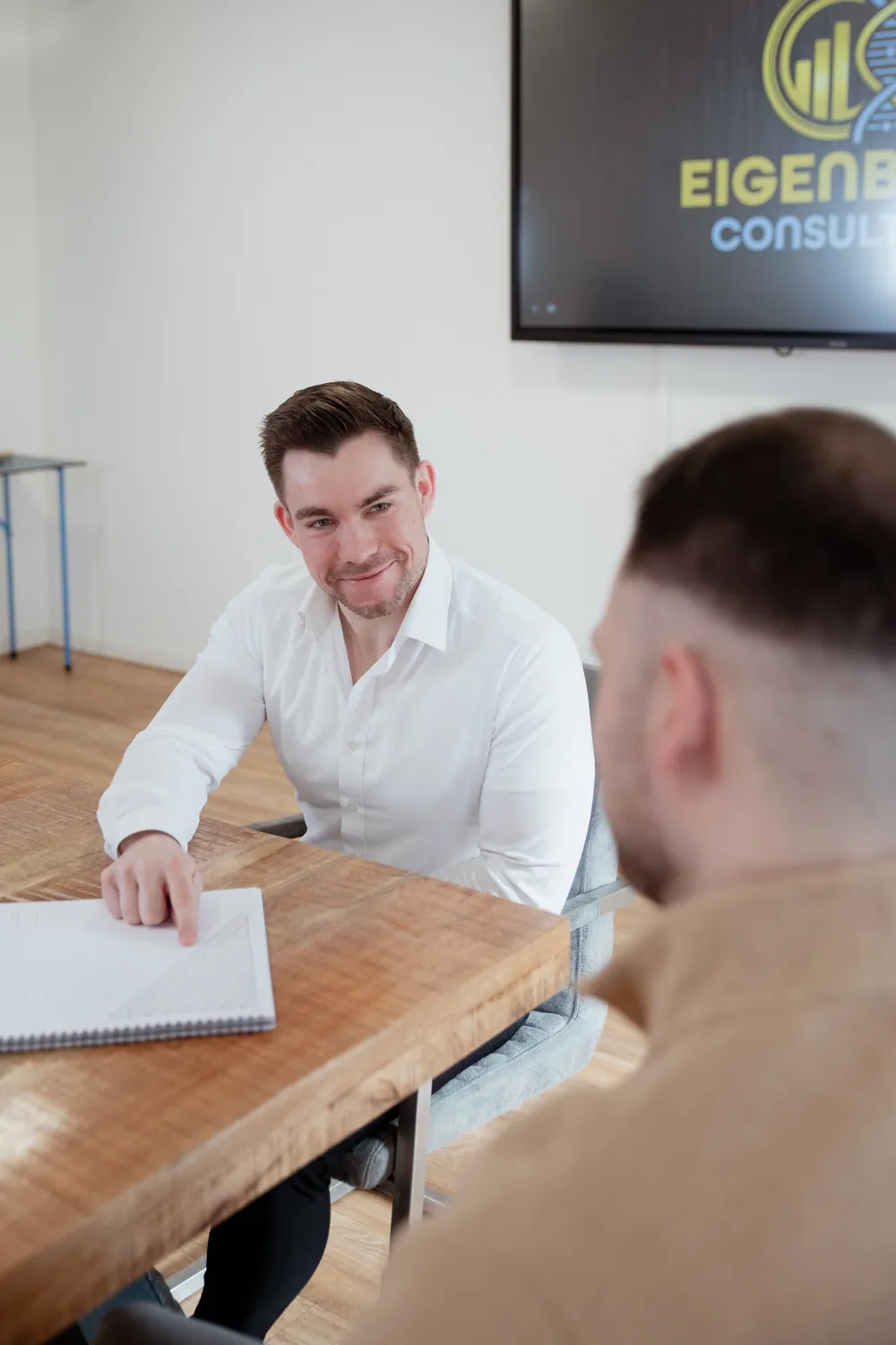 Robin Eigenblut erklärt einem Kunden eine Finanzstrategie